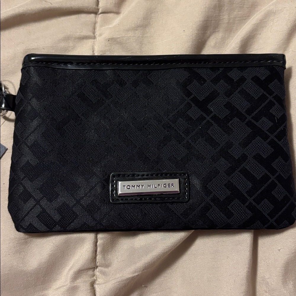 brand new tommy hilfiger wristlet - Picture 2 of 4
